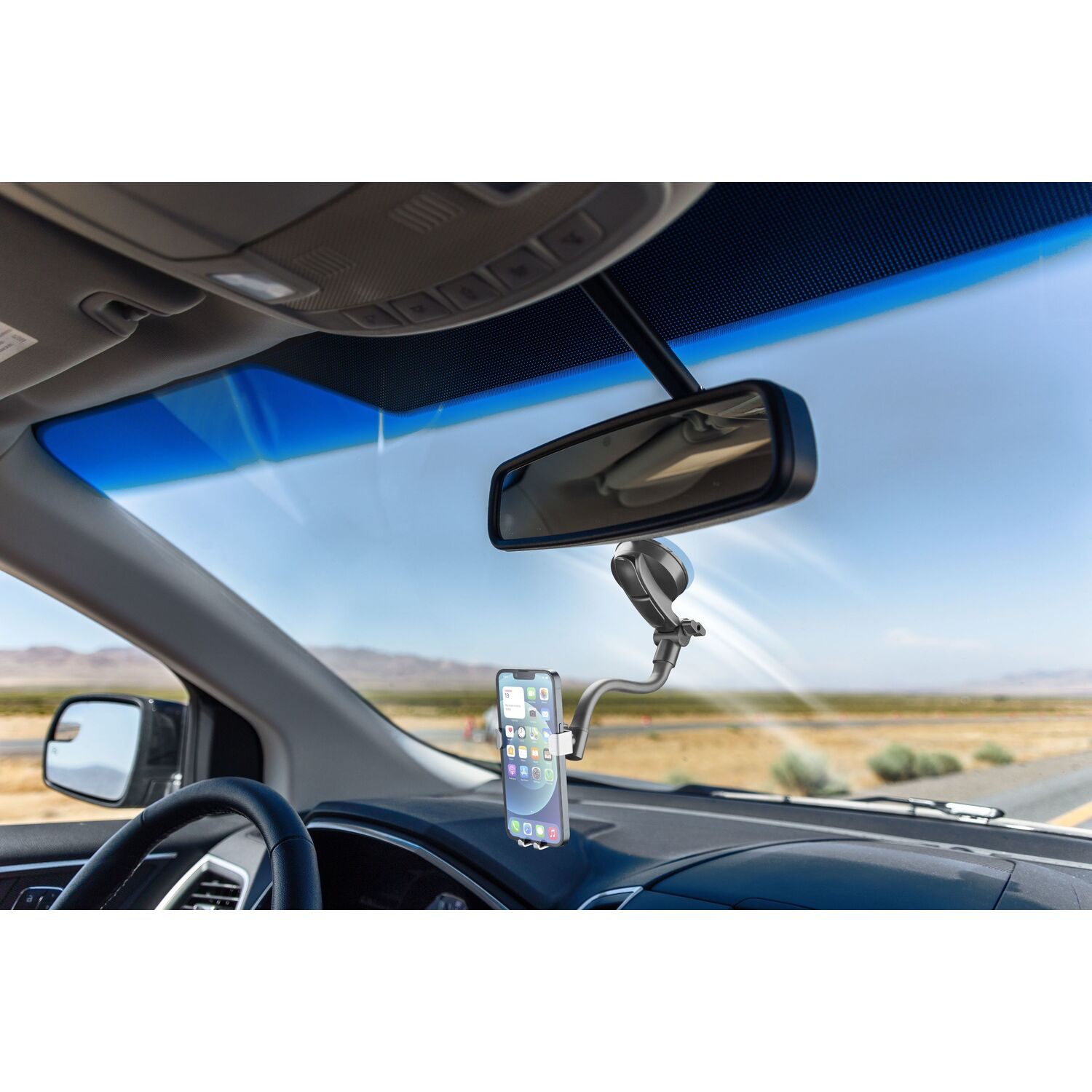 Intérieur de voiture avec un téléphone monté sur un support, affichant une application de navigation.