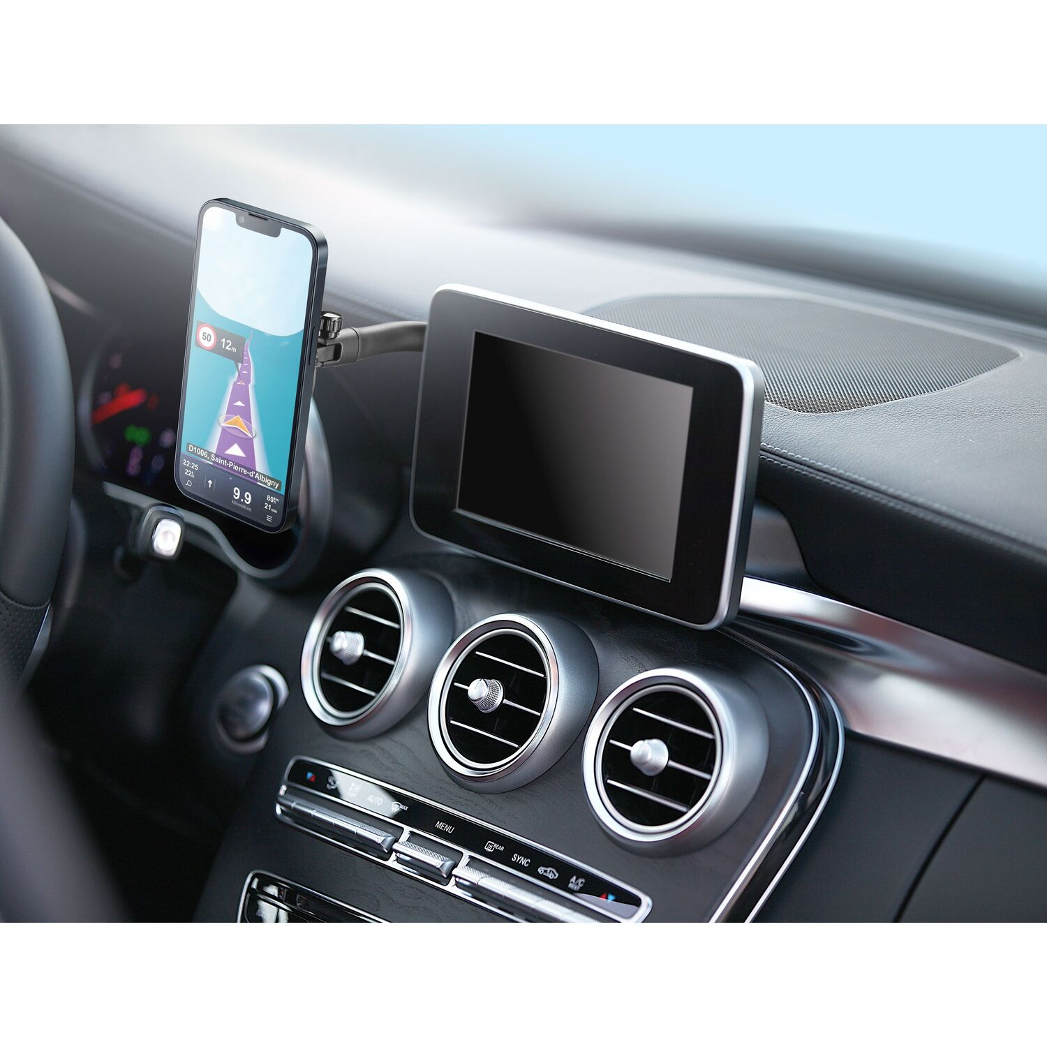 Un tableau de bord de voiture avec un téléphone affichant une carte et un écran avec des détails de navigation.