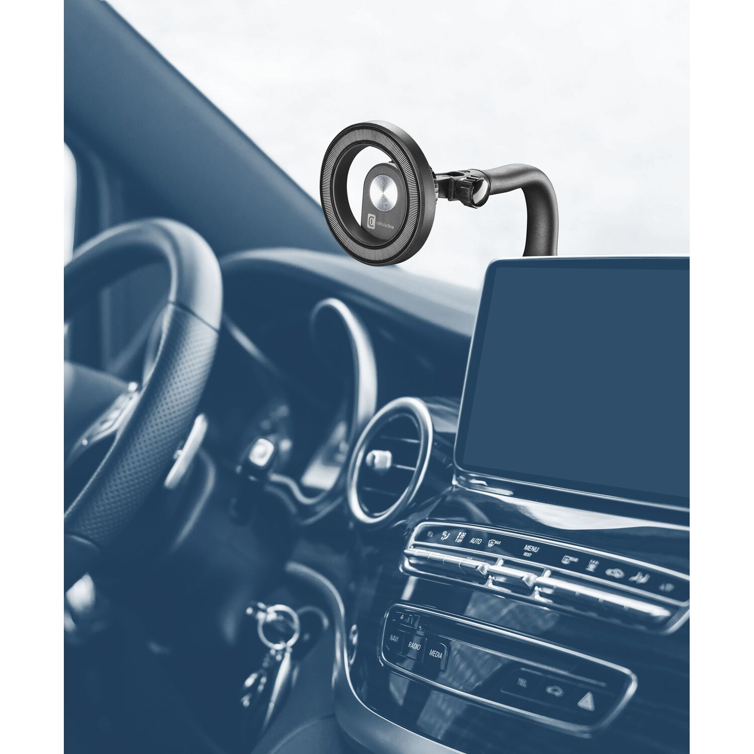 Intérieur de voiture avec un support de téléphone fixé au tableau de bord, avec un affichage numérique.