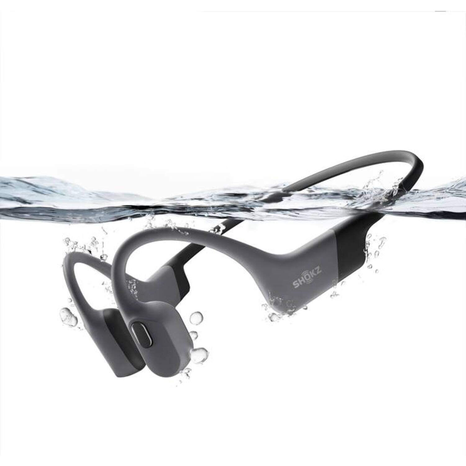 Casque à conduction osseuse gris immergé dans l'eau. Le casque est mis au point.