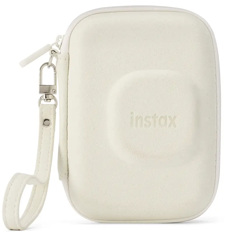 Białe etui na aparat Instax. Zapięcie na zamek błyskawiczny, pasek na nadgarstek, logo Instax, białe tło.