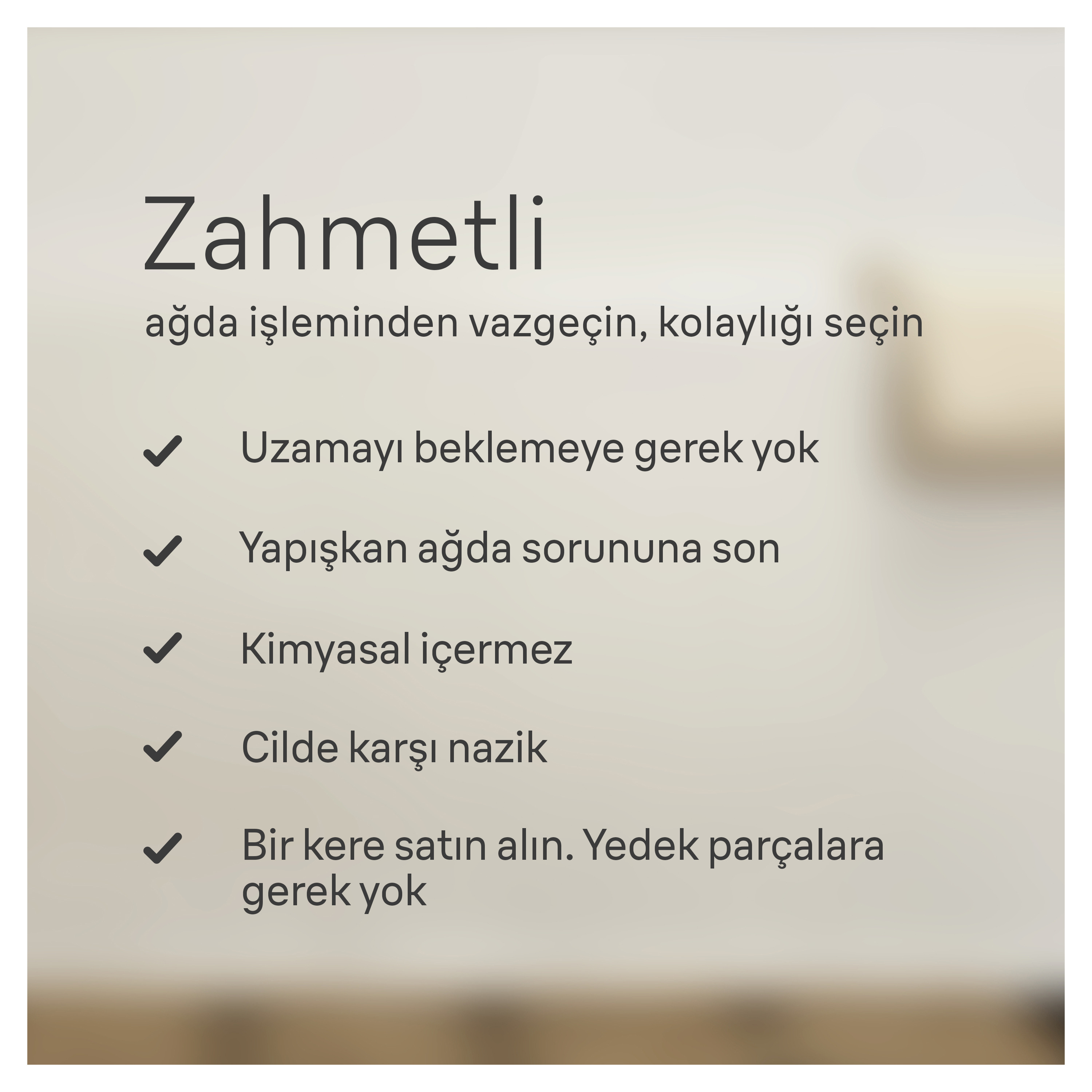 Bir ürün için avantajların listesini içeren beyaz bir yüzey üzerindeki metin; bekleme yok, yapışkan sorun yok.