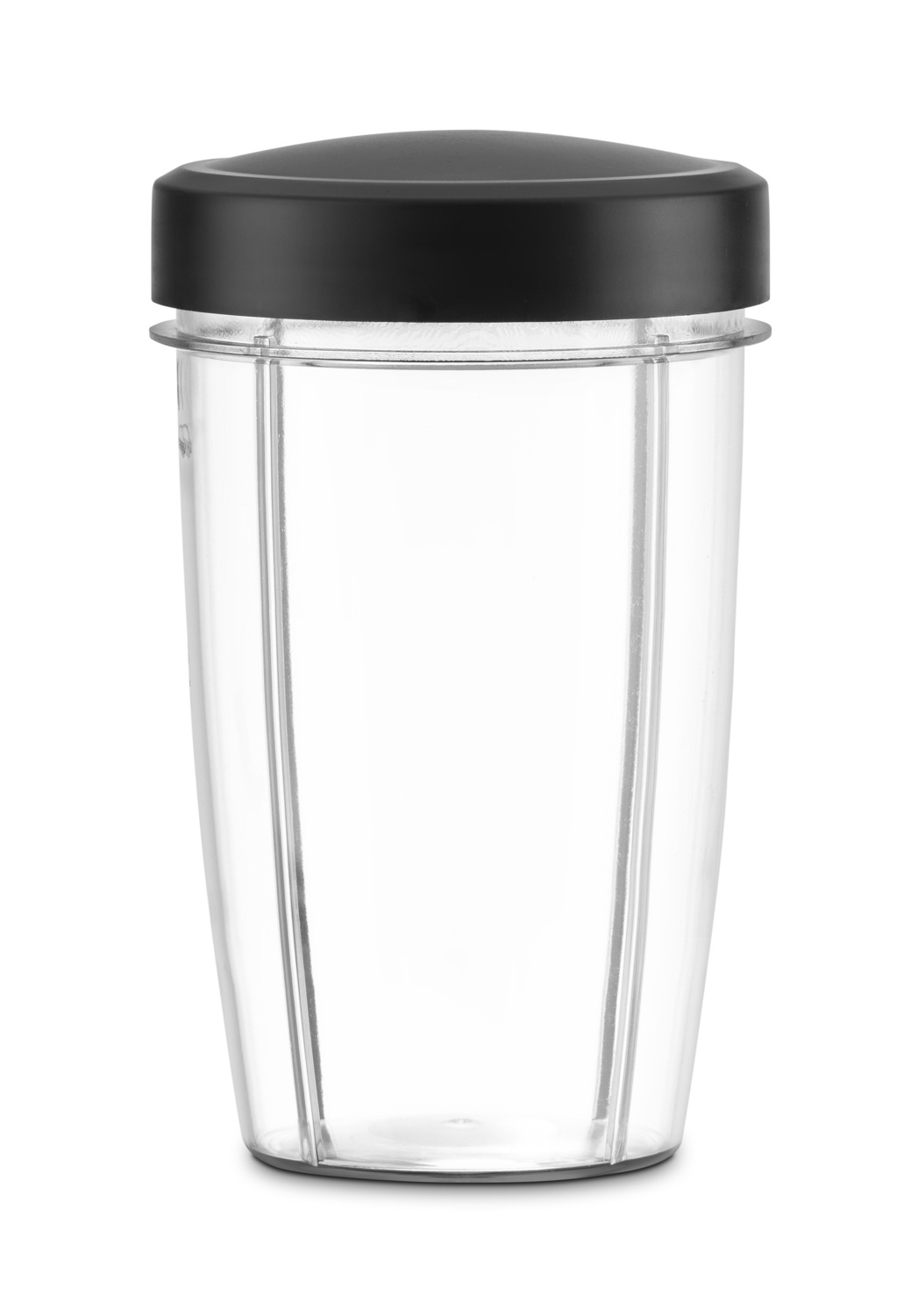 Vaso de licuadora de plástico transparente con tapa negra. Fondo blanco.