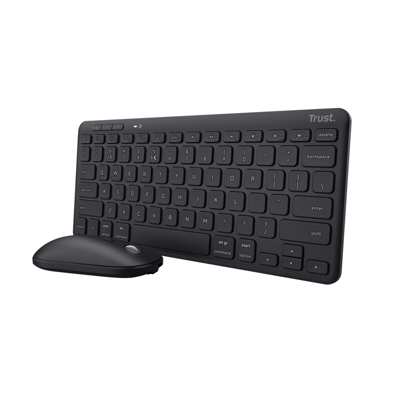 Teclado y ratón negros sobre una superficie negra, con texto y teclas visibles.