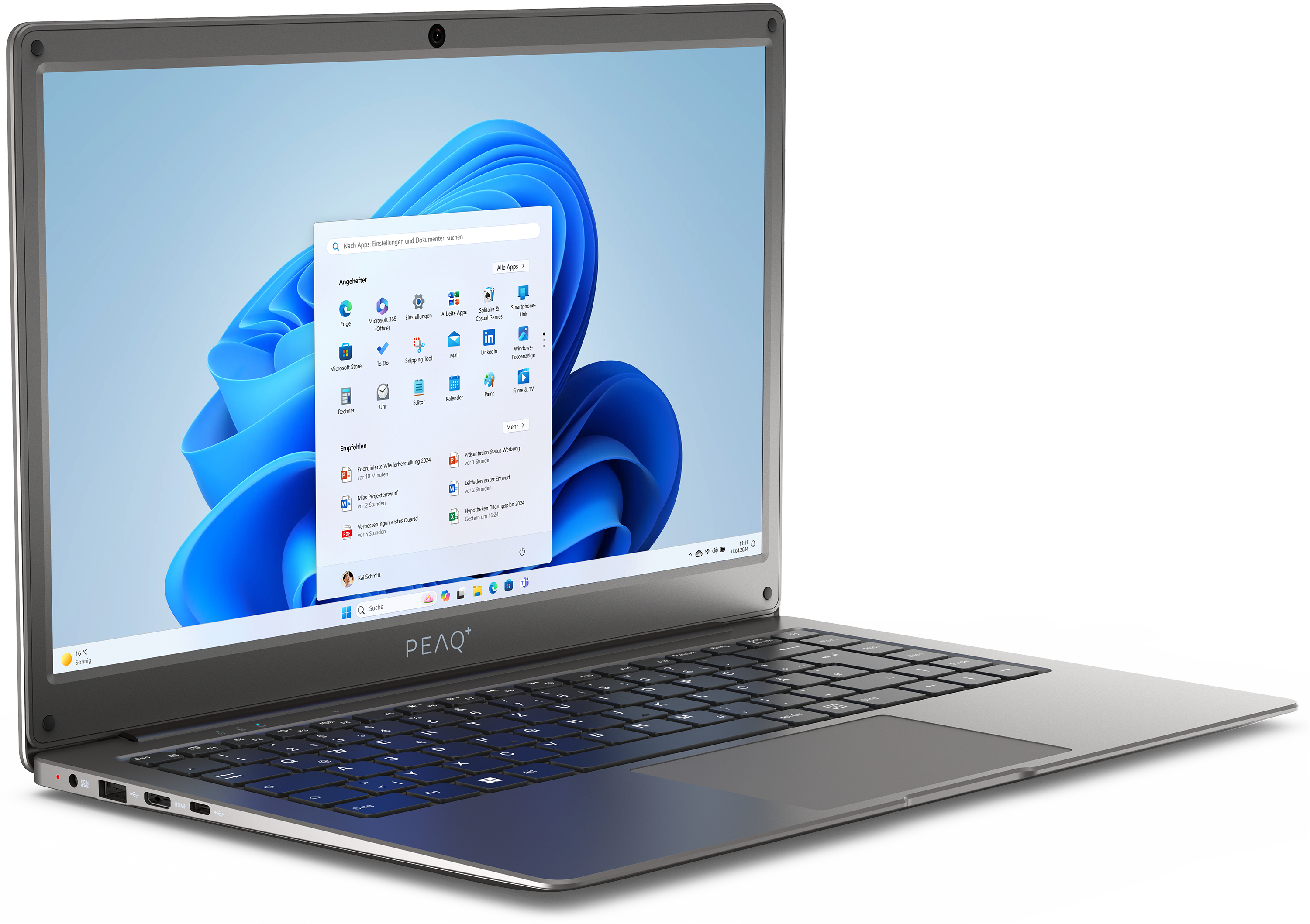 Ein Laptop mit einem Bildschirm, der die Windows 11-Oberfläche zeigt, auf weißem Hintergrund.