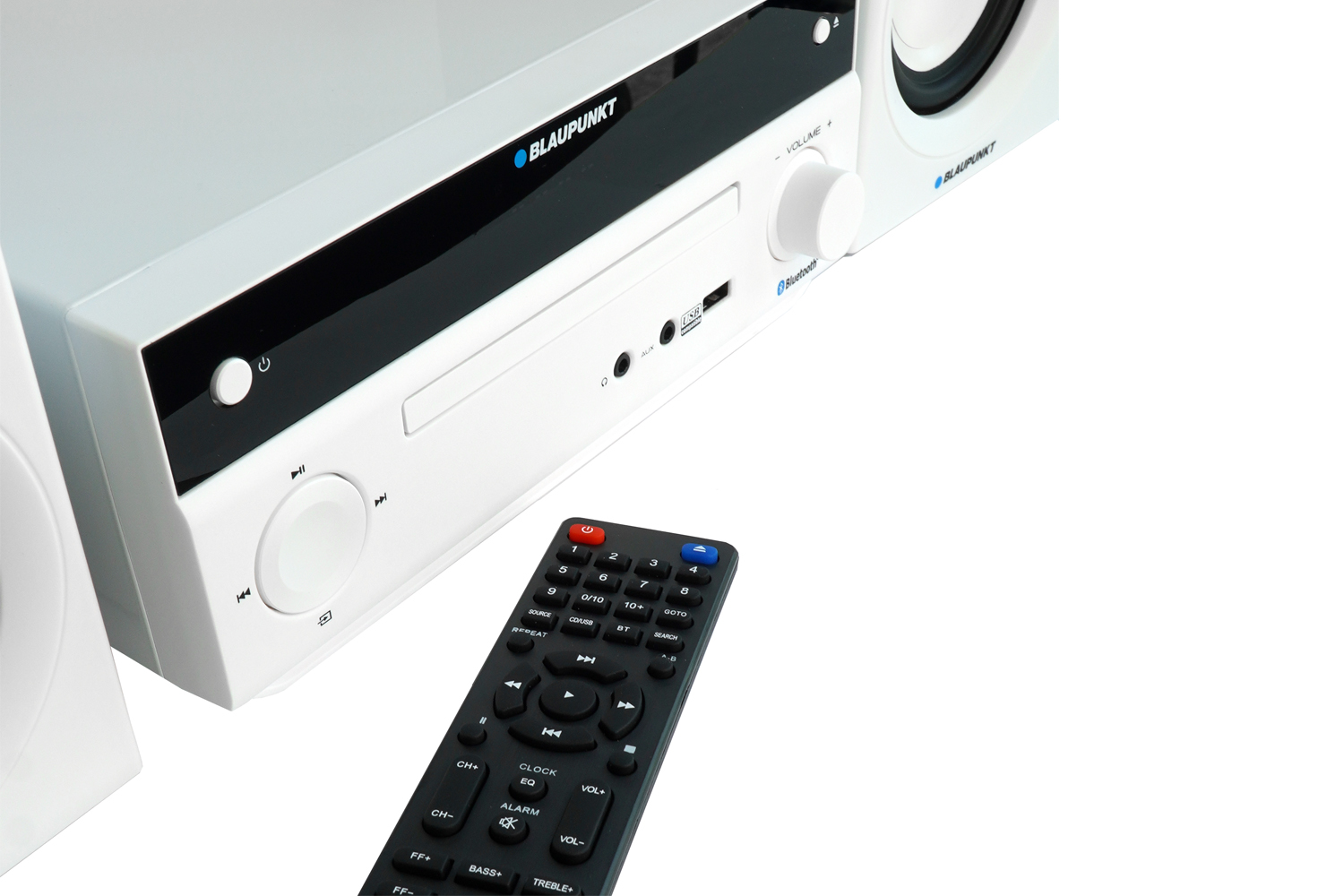 Biały zestaw stereo Blaupunkt z pilotem. Pilot ma przyciski głośności, ścieżki i zasilania.