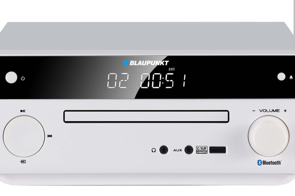 Palec osoby dotyka wyświetlacza zmywarki ze stali nierdzewnej.