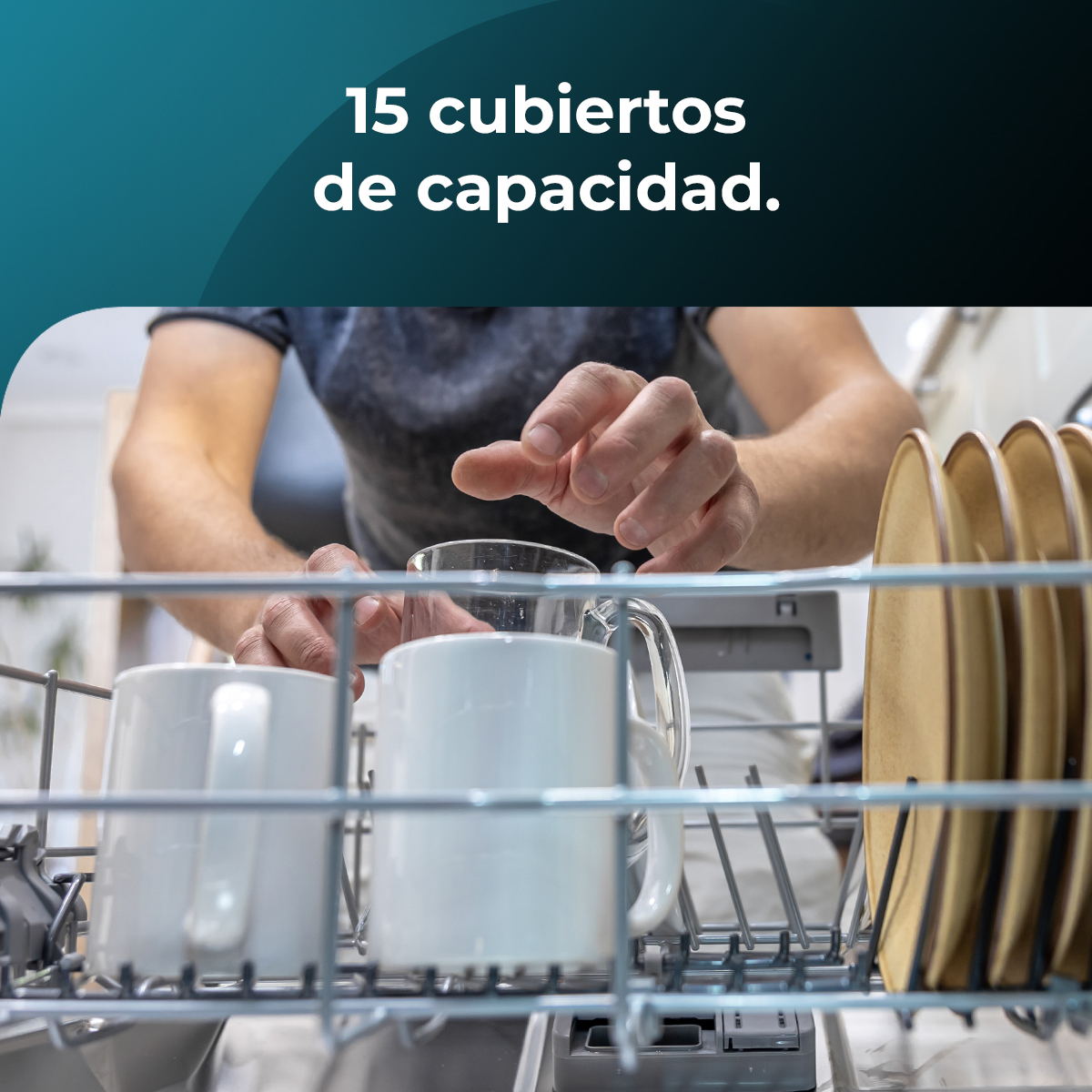 Un lavavajillas con tazas y platos dentro, con el texto "15 cubiertos de capacidad" arriba.