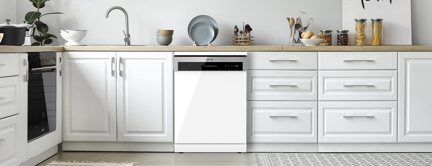 Cocina moderna con lavavajillas blanco y gabinetes blancos.