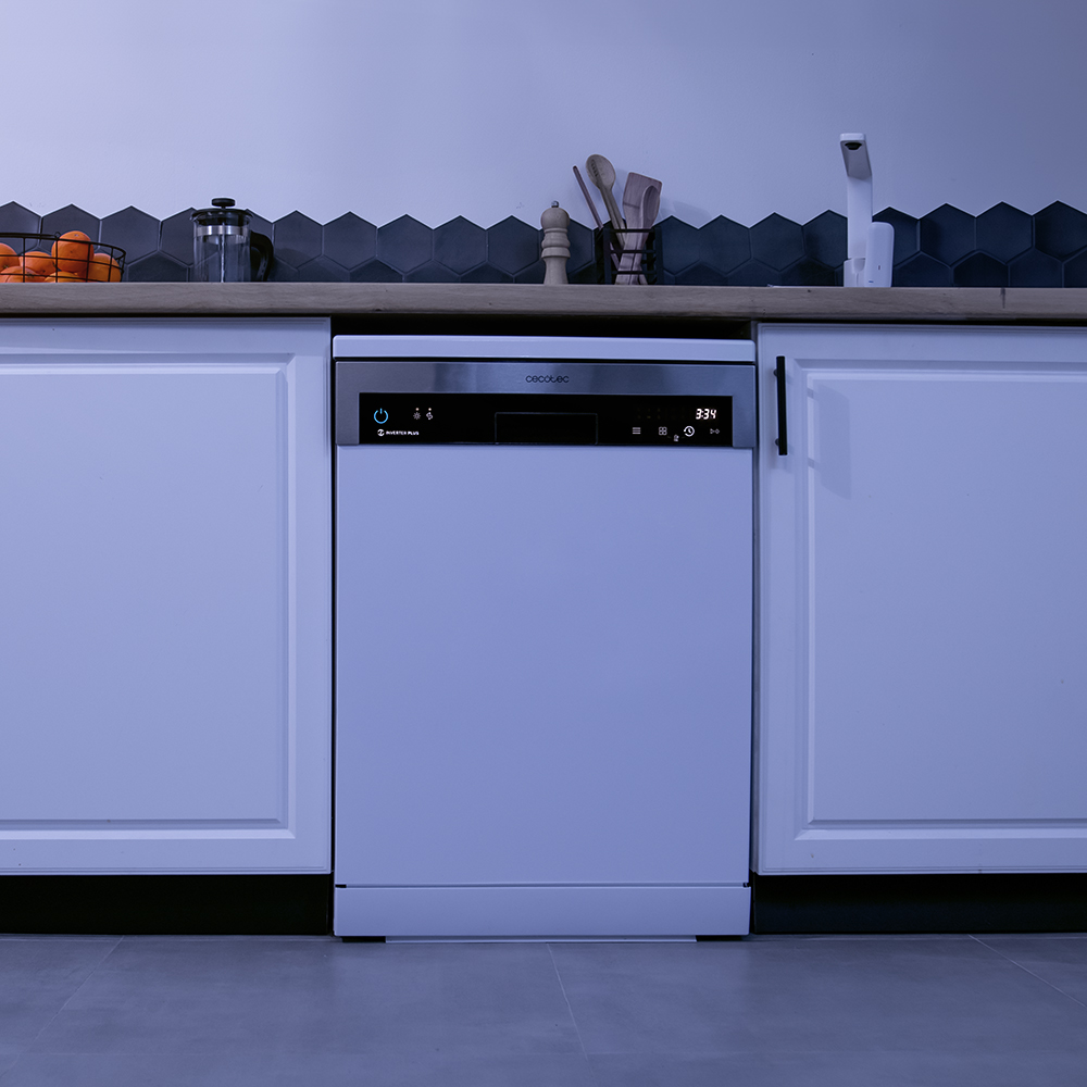 Lavavajillas en un entorno de cocina. El electrodoméstico es blanco, con pantalla digital y mostrador negro.