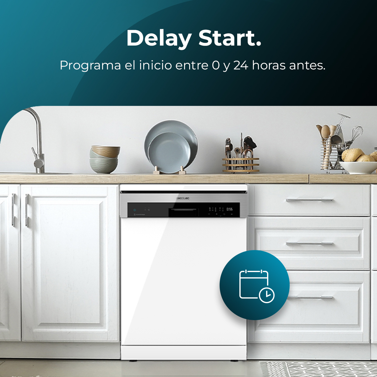 Un lavavajillas en una cocina con un icono de calendario, armarios blancos.