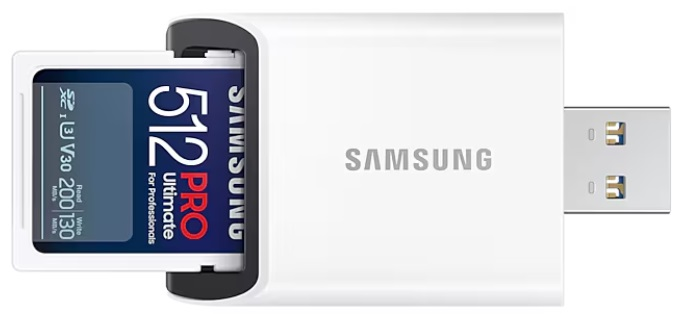 Biały czytnik kart SD Samsung z włożoną niebieską kartą SD, na białym tle.