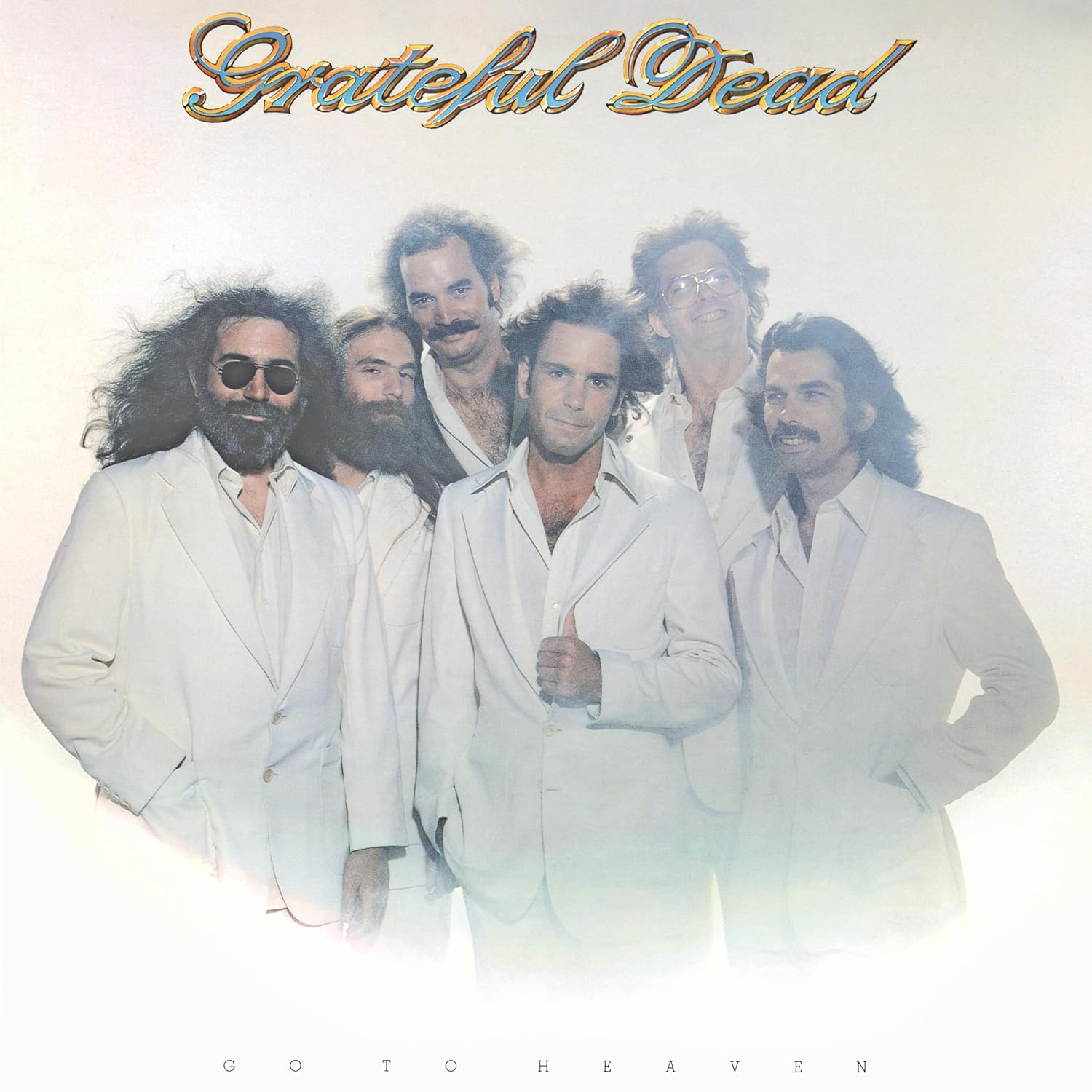 Grateful Dead album borítója. Hat zenekari tag fehér öltönyben. A cím felül: Grateful Dead.