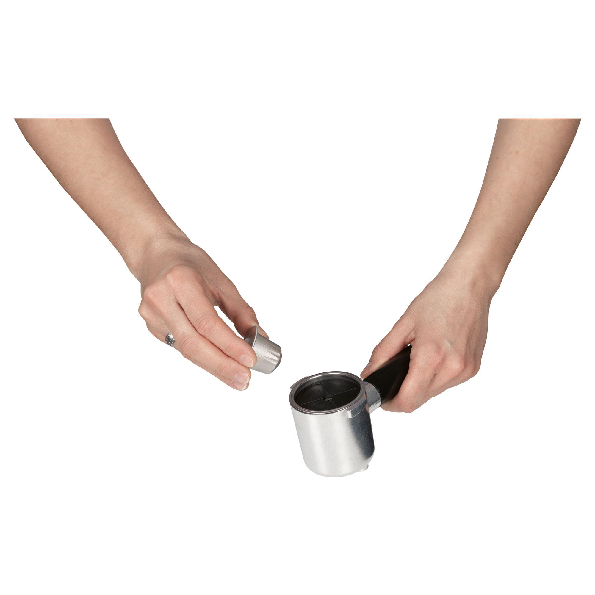Hände, die eine Kaffeemaschine zusammenbauen. Einer hält die Kapsel, der andere den Siebträger.