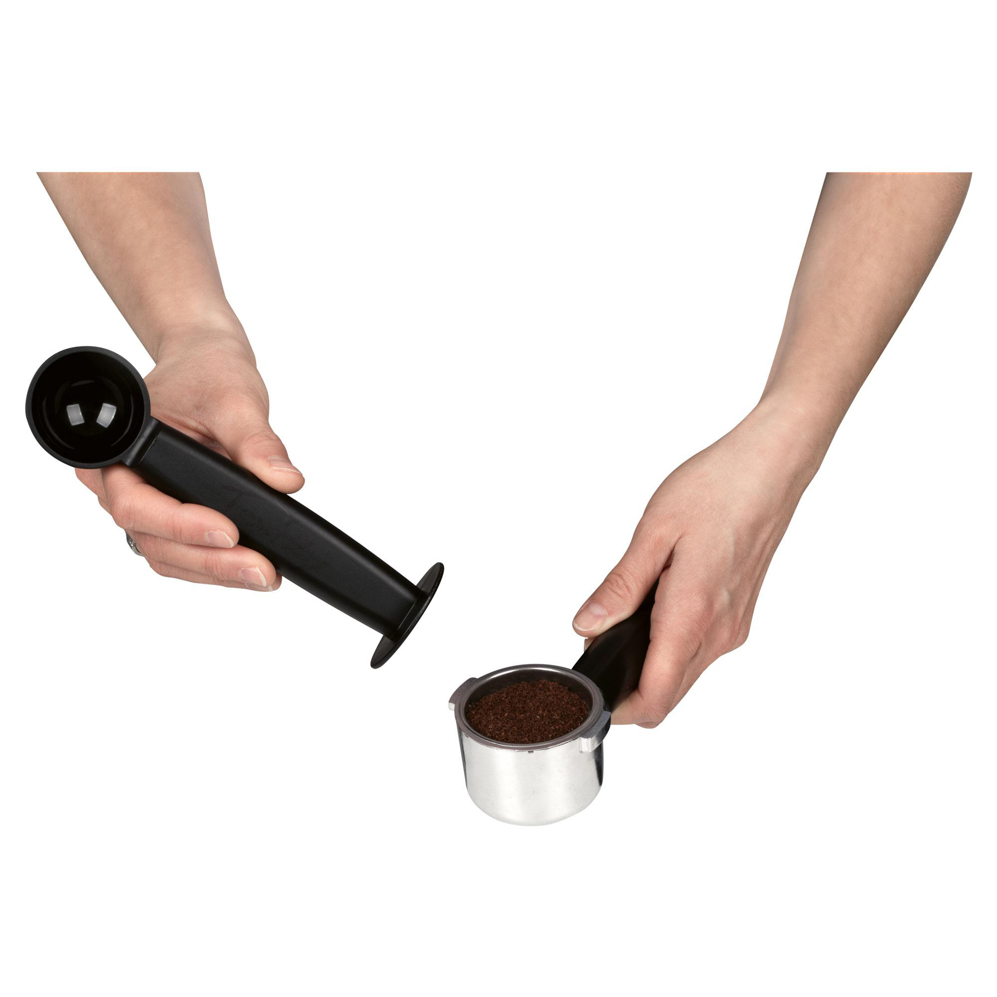 Hände halten einen Espressomaschinen-Siebträger. Einer leer, der andere gefüllt.