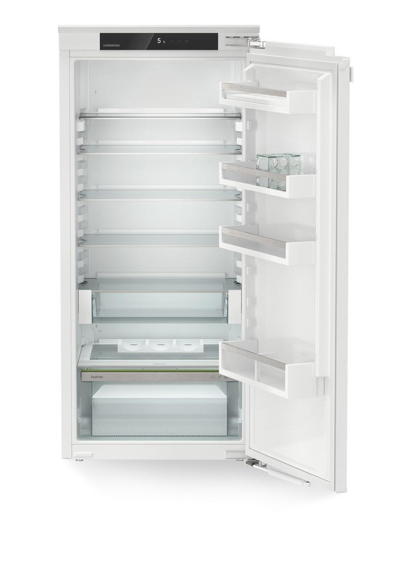 Ein geöffneter weißer Kühlschrank mit Regalen, Schubladen und Glasscheiben im Inneren.