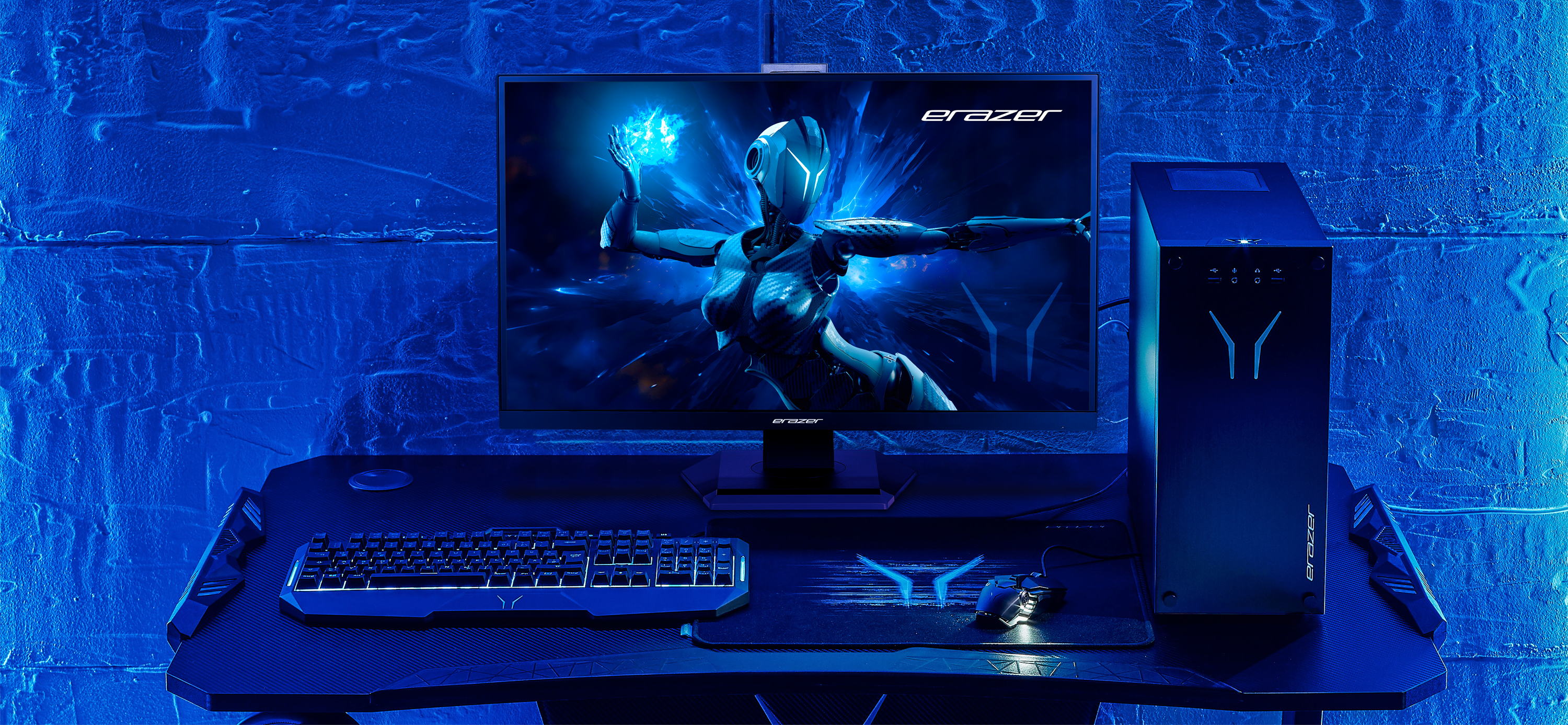 Un'impostazione di gioco con un monitor che mostra una donna in armatura, con tastiera e mouse.