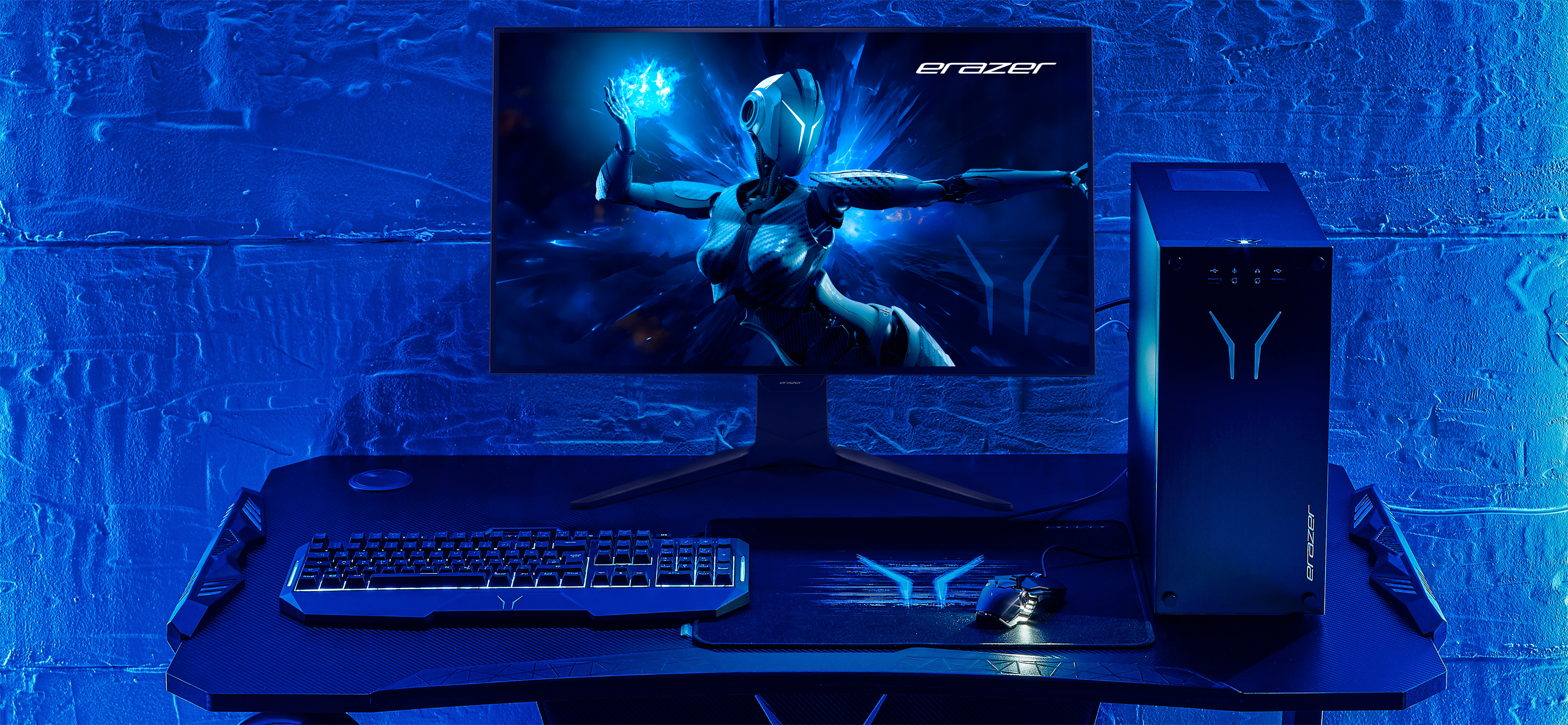 Une configuration de jeu avec un moniteur affichant une femme futuriste, clavier, souris et tour PC.