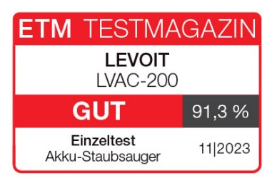 Ein rot-weißes Etikett mit Text über einen Staubsauger. Der Hintergrund ist weiß.