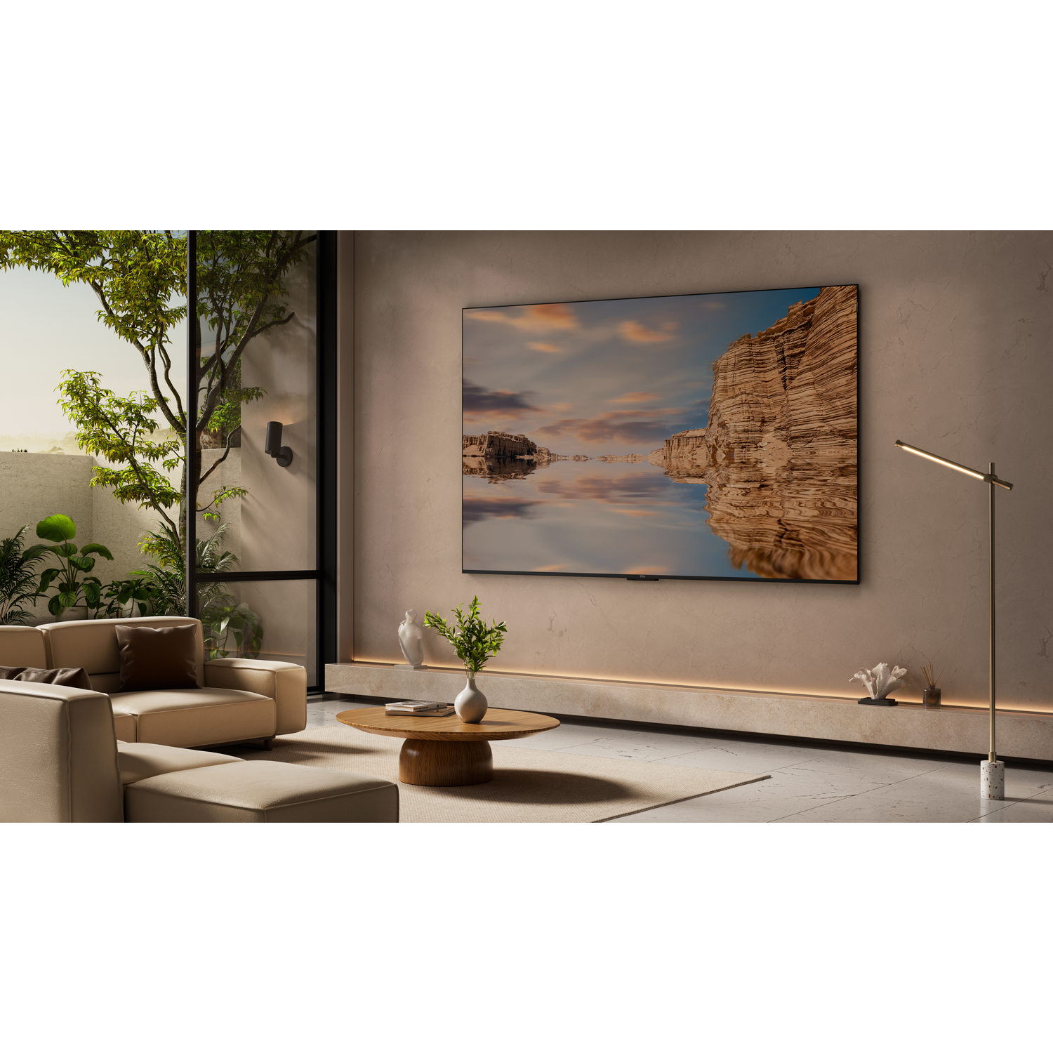 Moderne woonkamer met grote tv met landschap, planten en beige bank.