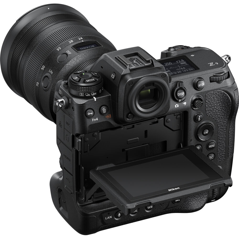 Nikon Z9 kamera, bir lens ve açık ekranla, açılı görünüm.