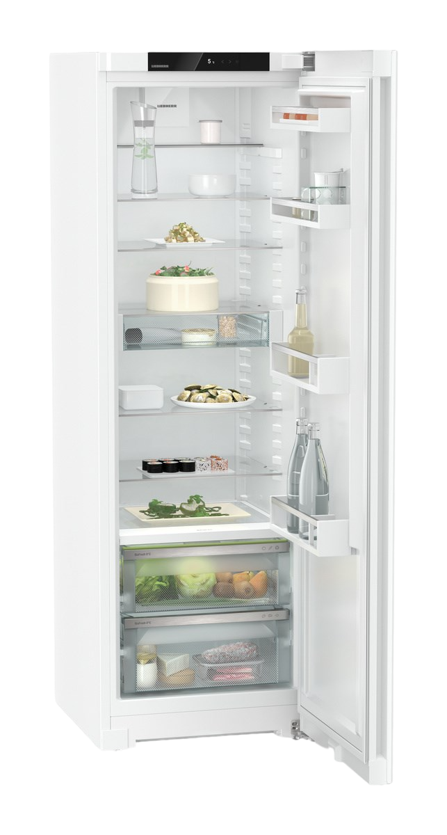 Offener weißer Kühlschrank mit Lebensmitteln und Regalen. Die Tür ist offen, das Innere beleuchtet.