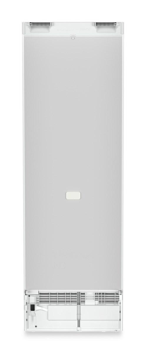 Ein Toaster, Wasserkocher aus Edelstahl und Gegenstände auf weißer Arbeitsplatte.