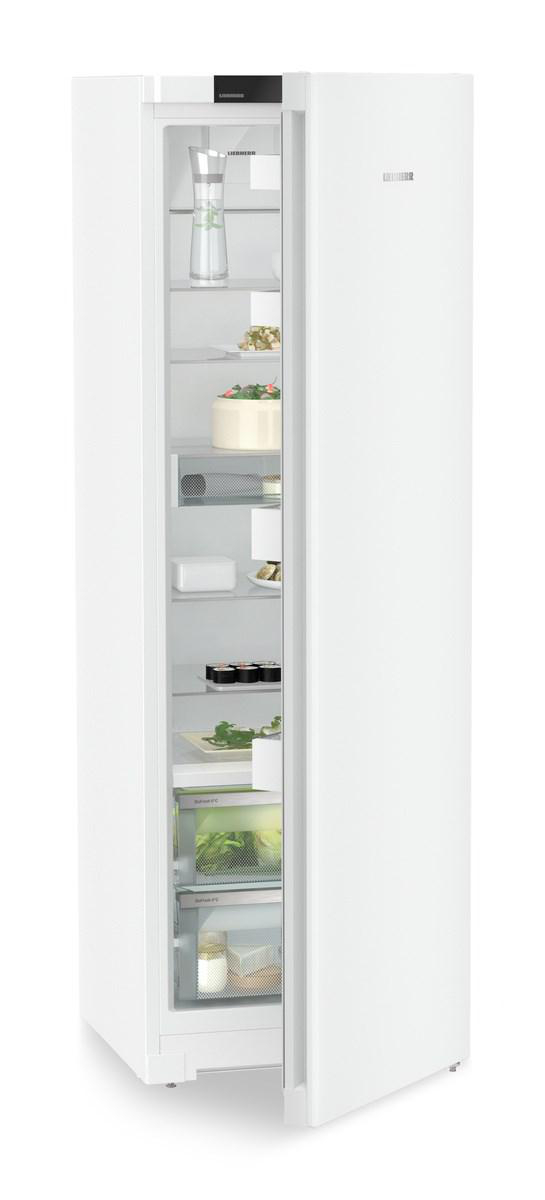 Ein weißer Kühlschrank mit offener Tür, der Regale mit Lebensmitteln im Inneren zeigt.