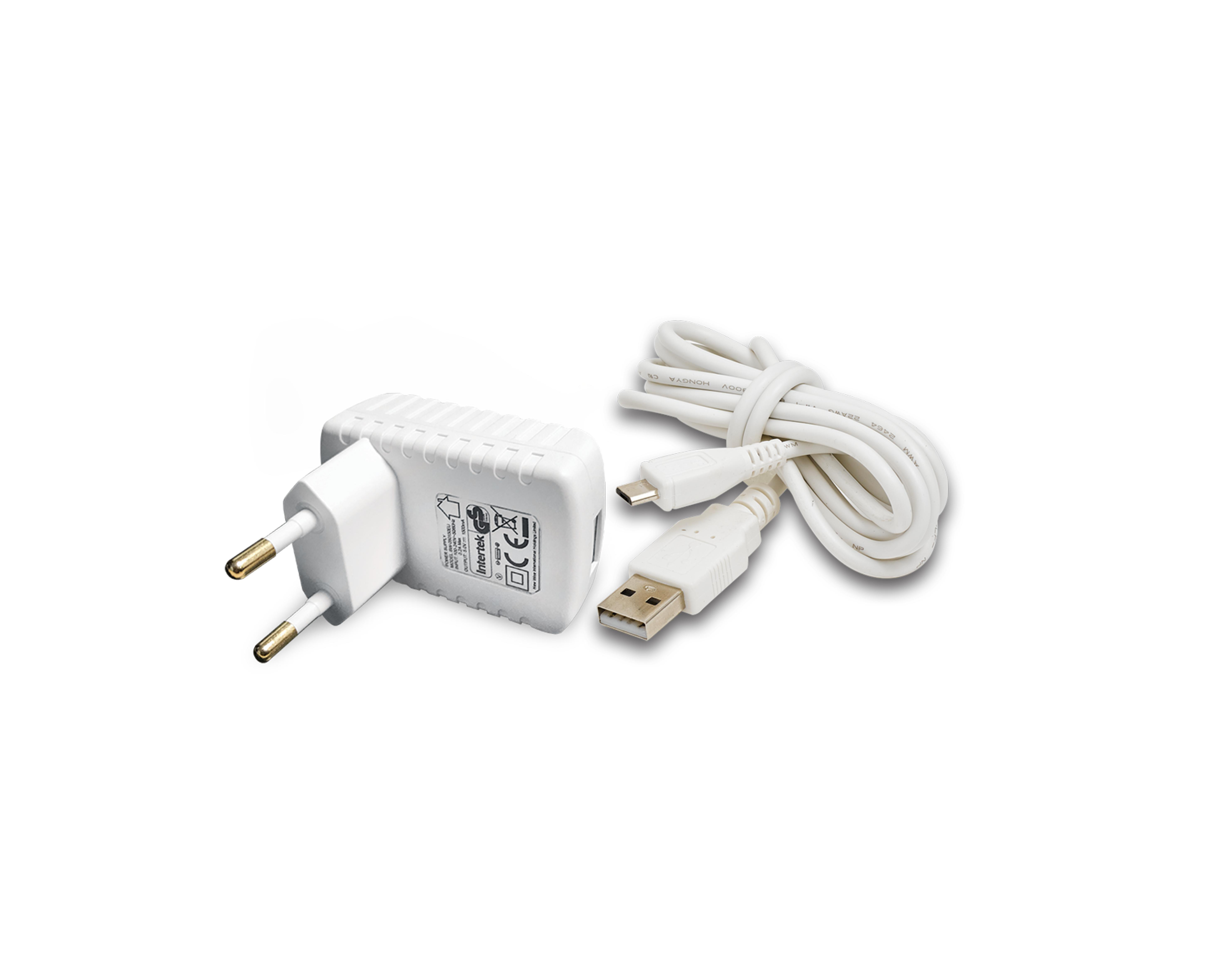 Weißes Ladegerät mit Stecker und USB-Kabel, das auf einer weißen Oberfläche liegt.