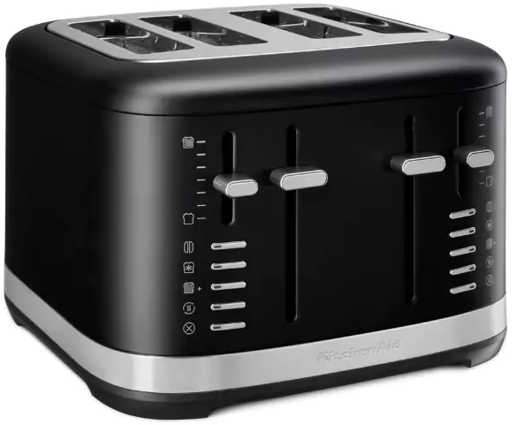 Egy fekete KitchenAid kenyérpirító négy nyílással. Ezüst díszítések az alján és a vezérlőpulton.
