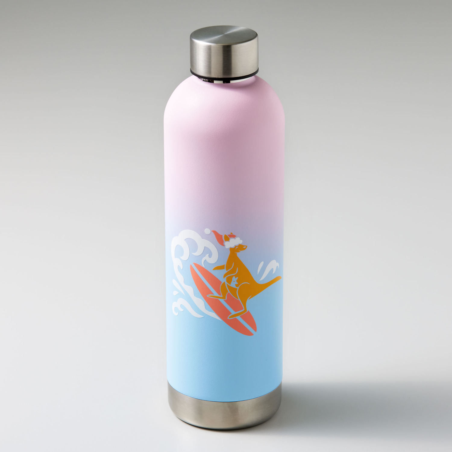 Waterfles met een surfende kangoeroe. Roze en blauwe kleurovergang.