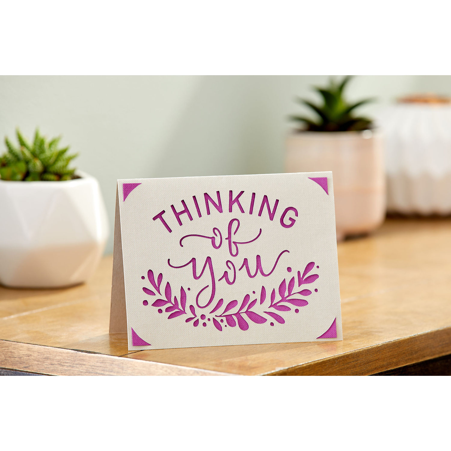 Een kaart met de woorden 'Thinking of You'.
