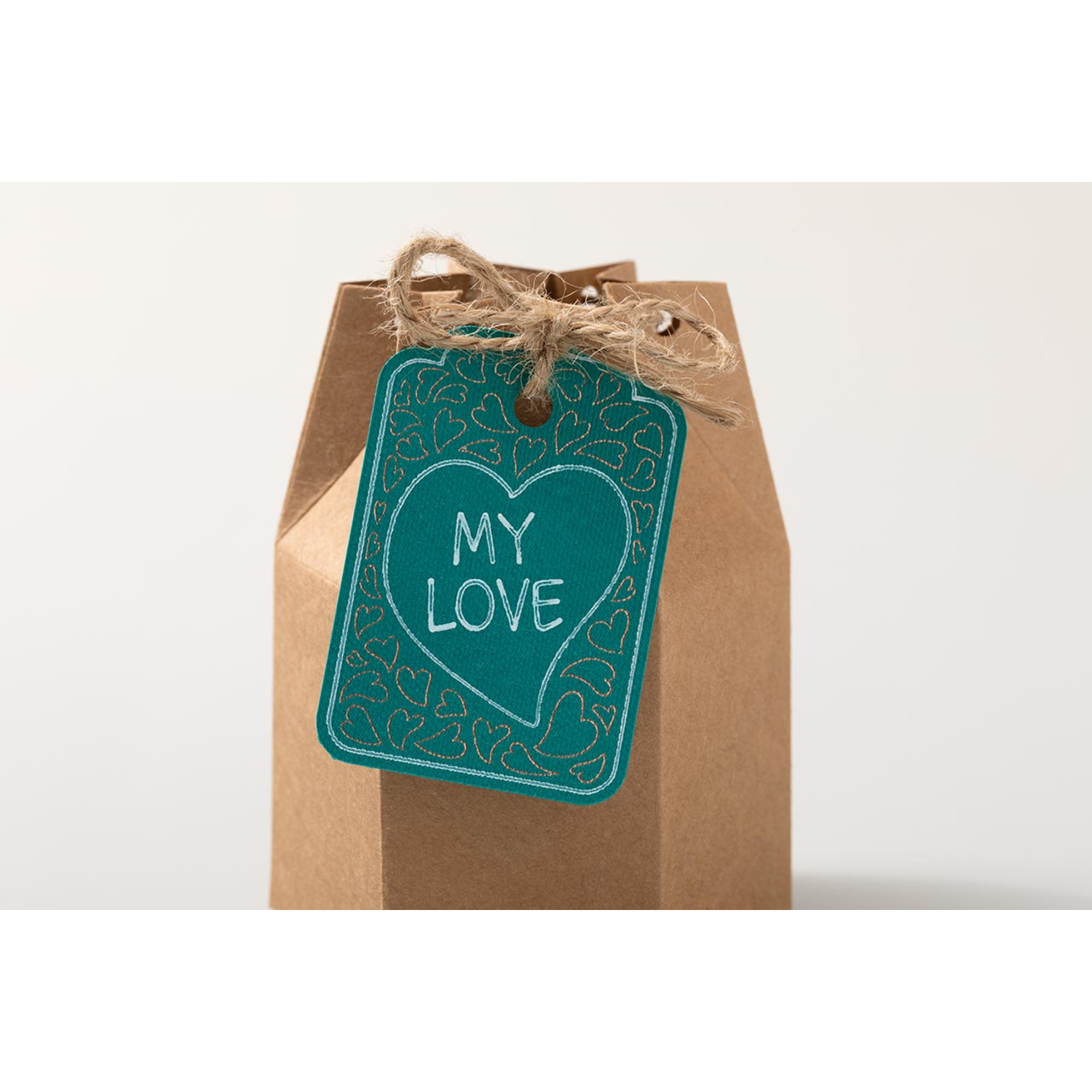 Cadeaudoos met een turquoise hartlabel met 'MY LOVE'.