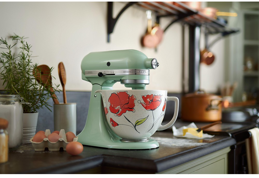 Mentazöld KitchenAid keverőgép mintás tálban.