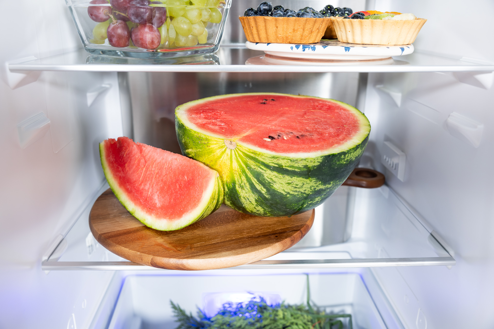 Szary toster Ufesa duo plus na czarnej powierzchni, z przyciskiem podgrzewania.