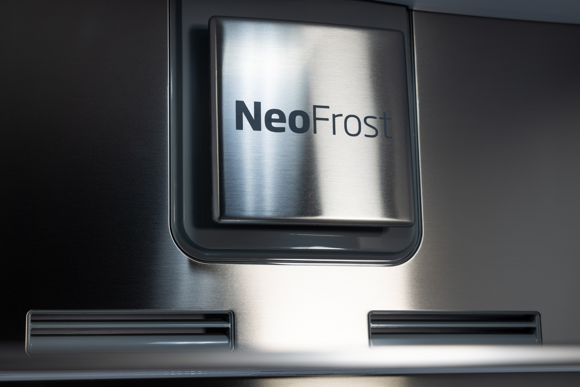 Panel ze stali nierdzewnej z logo 'NeoFrost'. Ujęcie z bliska.
