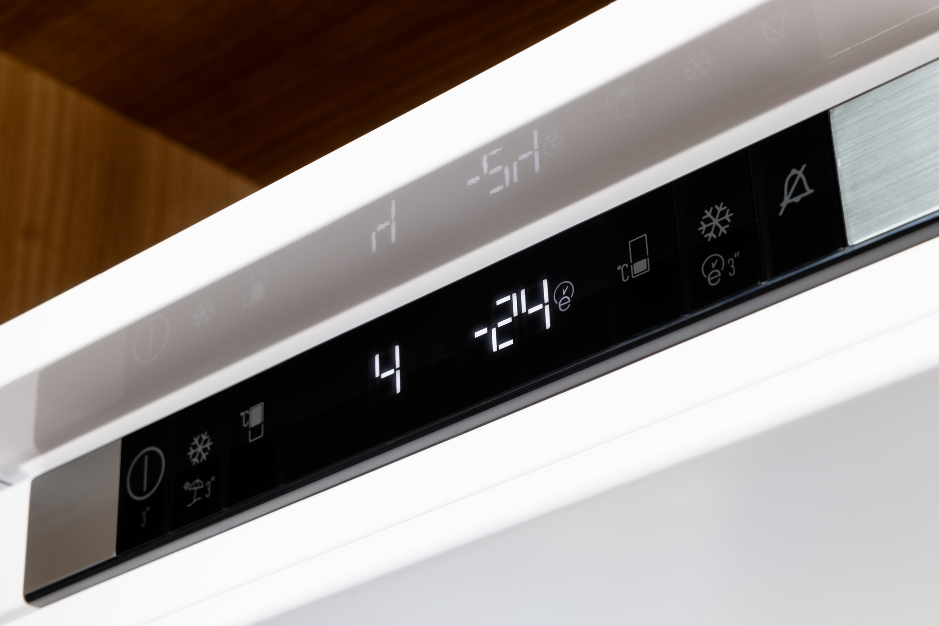 Zbliżenie wyświetlacza lodówki. Pokazuje temperaturę, w tym -24 stopnie Celsjusza.