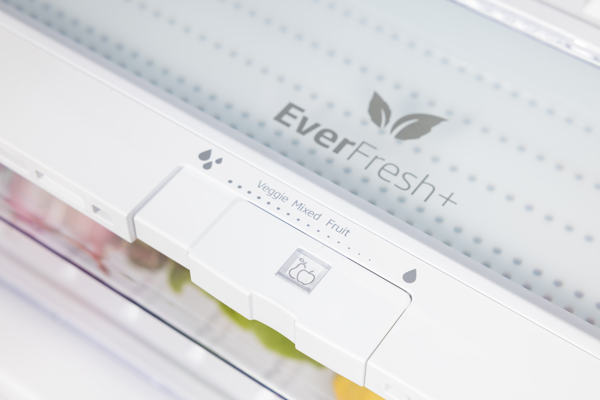 Zbliżenie szuflady lodówki. Widoczny tekst 'EverFresh+' i grafika warzyw i owoców.