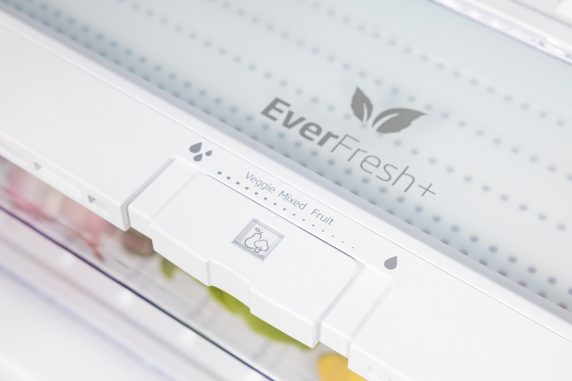 Szczegół szuflady lodówki z logo 'EverFresh+' i etykietą 'Veggie Mixed Fruit'.