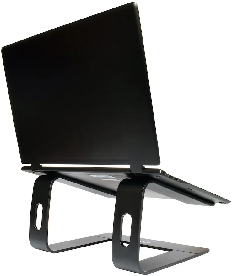 Ein schwarzer Laptop-Ständer mit einem Laptop darauf. Der Ständer ist gebogen und hat ein modernes Design.