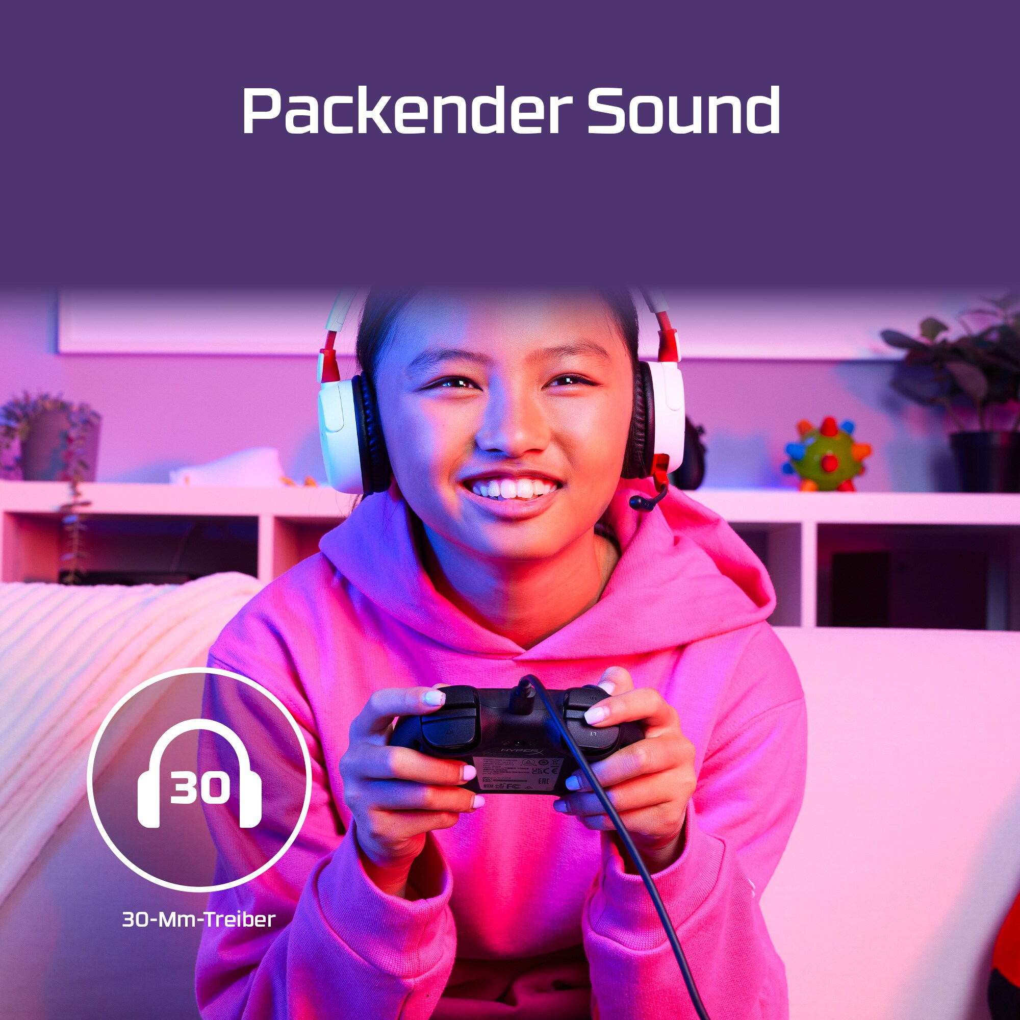 Eine Person mit Kopfhörern spielt ein Videospiel und hält einen Controller. Im Hintergrund sind ein Regal und Pflanzen zu sehen.