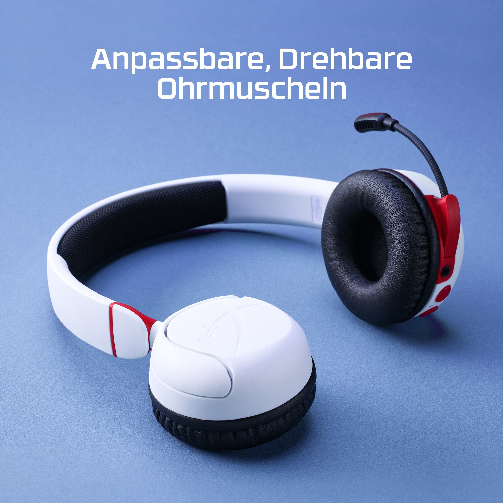 Weißes Headset mit roten Akzenten und schwarzen Ohrmuscheln auf blauem Hintergrund. Ein Mikrofon ist befestigt.