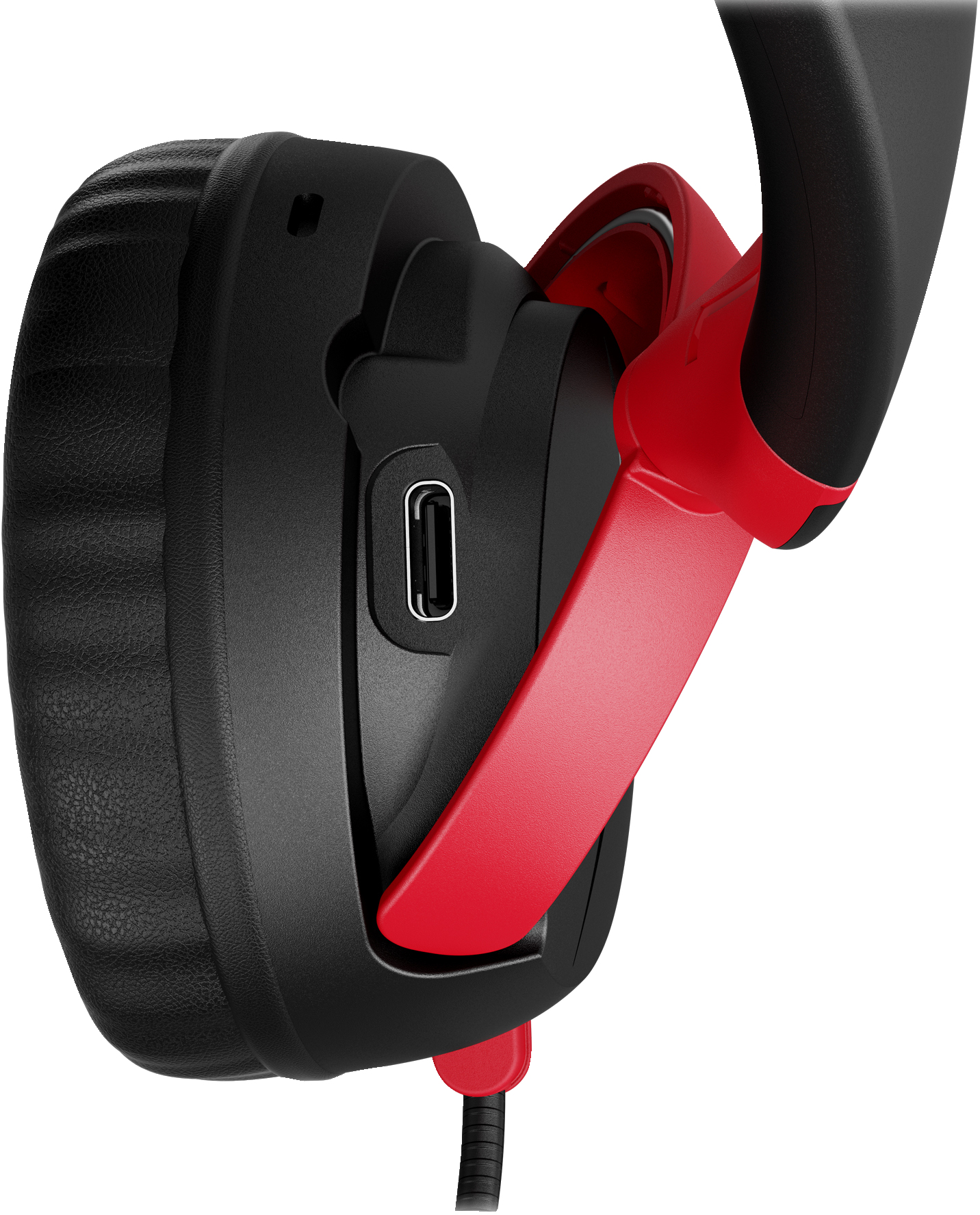 Nahaufnahme eines schwarz-roten Kopfhörers. Er hat eine schwarze Ohrmuschel, einen roten Arm und einen USB-C-Anschluss. Weißer Hintergrund.