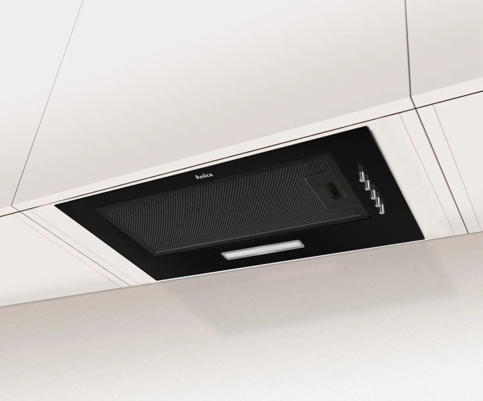 Czarny okap zamontowany pod białą szafką.