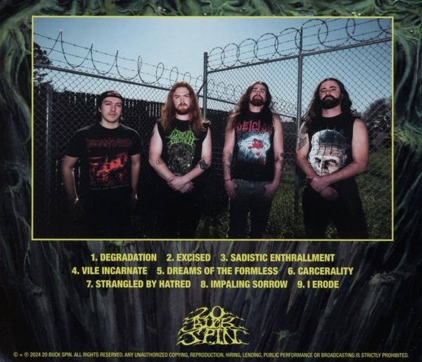Albumcover mit einer Band aus vier Männern. Der Hintergrund ist ein Zaun, der Text enthält Songtitel.