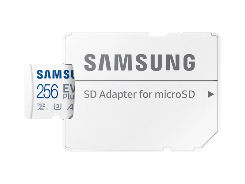 Samsung SD kart ve adaptör. Beyaz zemin, SAMSUNG yazısıyla.