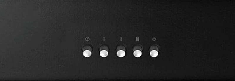 Zbliżenie czarnego panelu sterowania z pięcioma srebrnymi pokrętłami. Widoczne ustawienia zasilania i wentylatora.