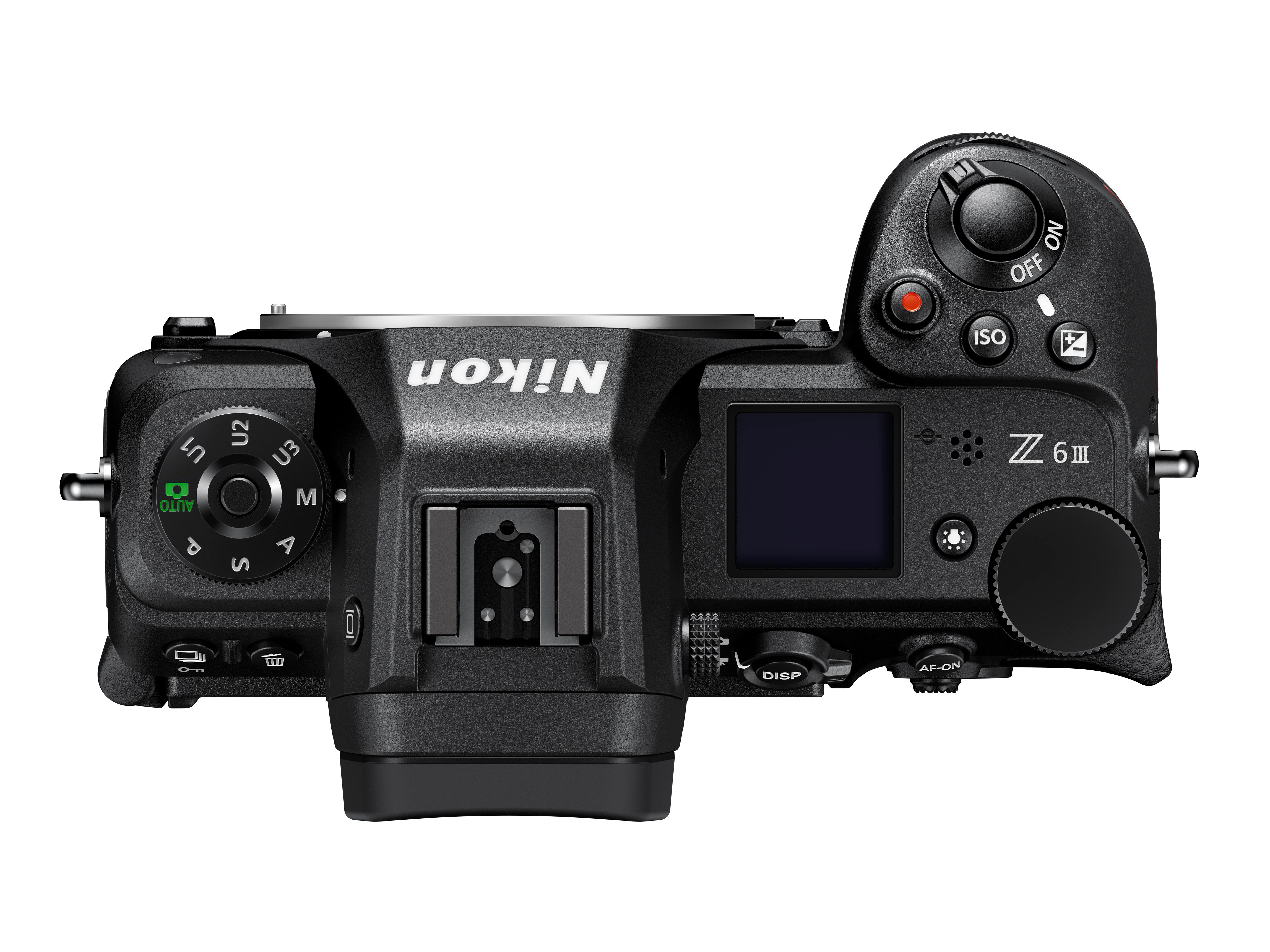 Draufsicht auf eine Nikon Z 6III Kamera. Schwarzes Gehäuse, verschiedene Tasten und Räder. Objektivanschluss sichtbar, weißer Hintergrund.