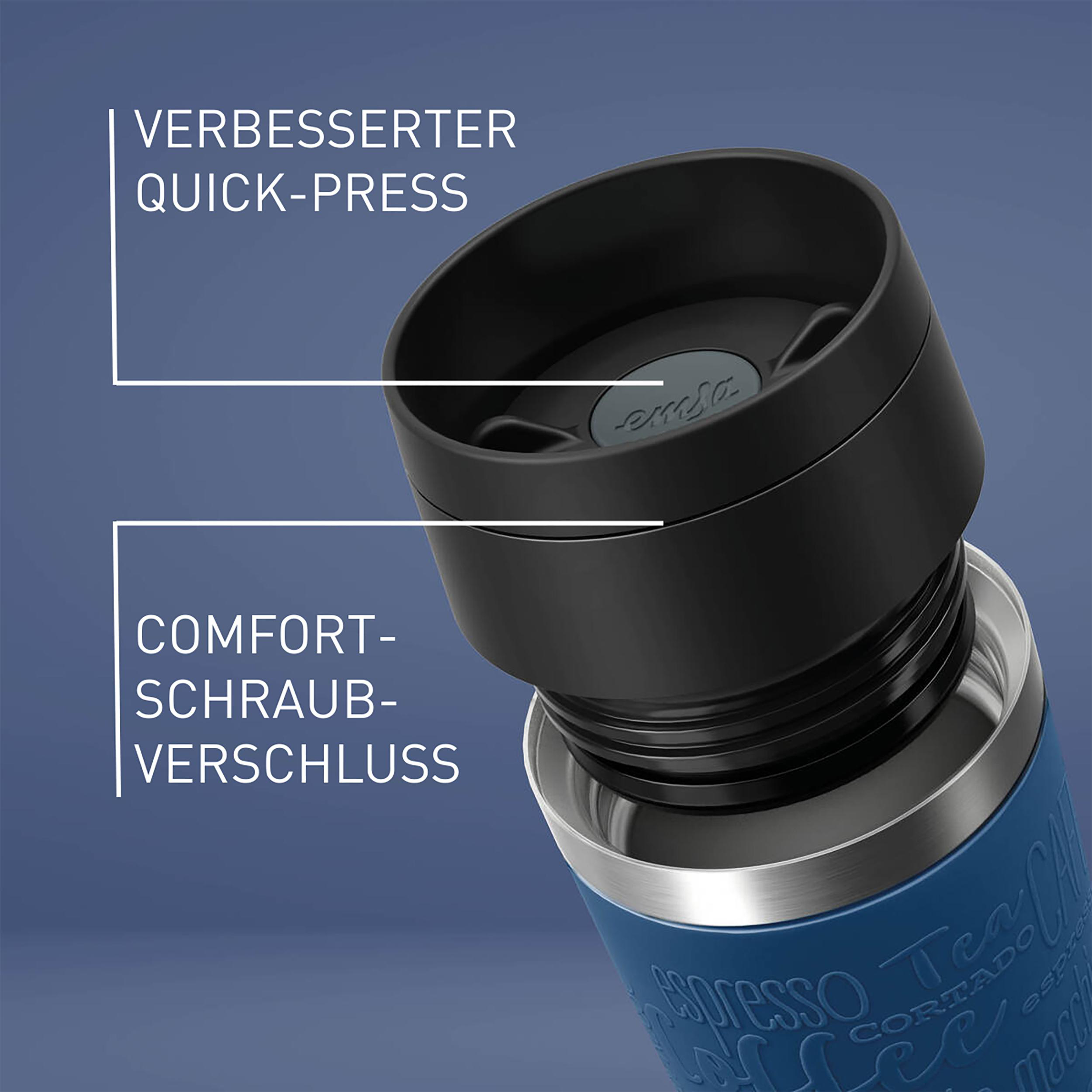 Nahaufnahme des Deckels eines blauen Thermobechers, mit Text und schwarzem Deckel.