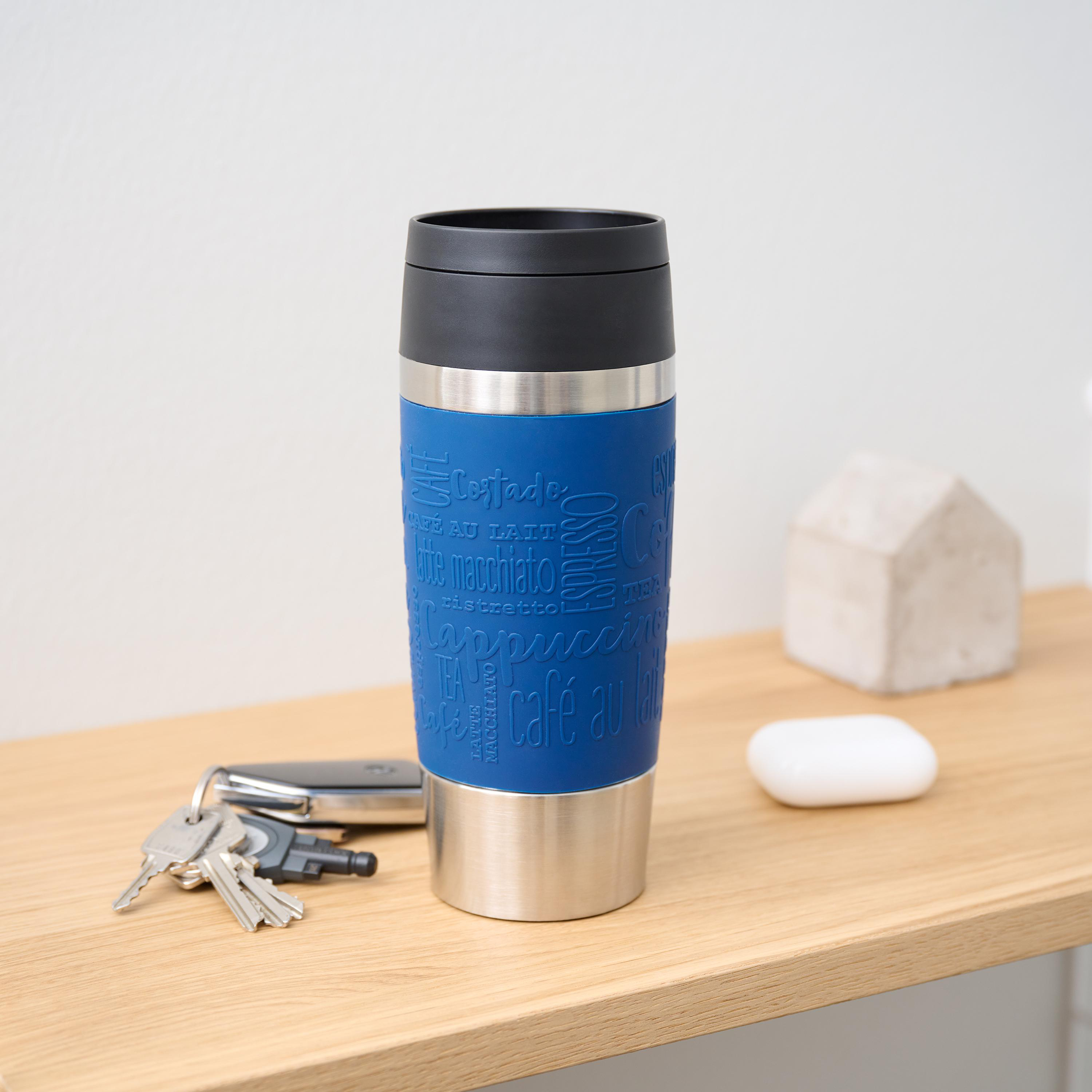 Blau-silberner Reisebecher mit Kaffee-Text auf Holzoberfläche.